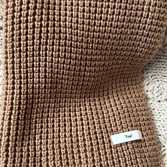 ARITZIA TNA Chunky Long Scarf - Picture 6 of 6